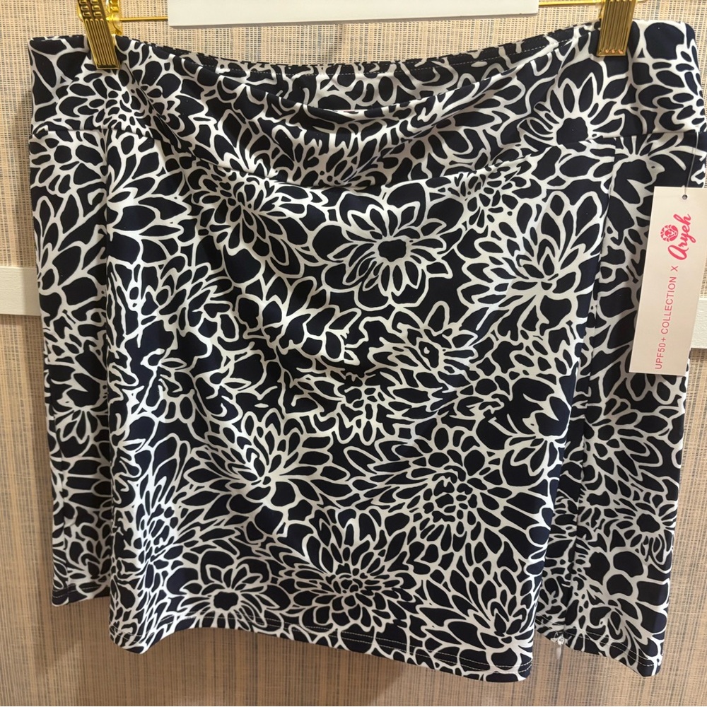 Aryeh Navy and White Golf Skort UPF 50 new with tags! Large